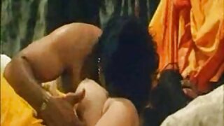 සරාගී ව්‍යාපාරික කාන්තාවක් ඇගේ ගනුදෙනුකරුවන්ට කෙලවමින් සිටී